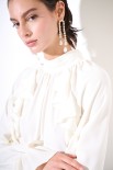 BLUSA CON ROUCHES MANICA BURRO