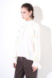 BLUSA CON ROUCHES MANICA BURRO
