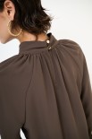 BLUSA CON ROUCHES MANICA CIOCCOLATO