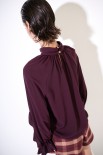 BLUSA CON ROUCHES MANICA VINO