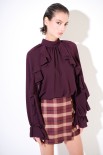 BLUSA CON ROUCHES MANICA VINO