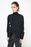 BLUSA CON SCOLLO DT E ORECCHINI NERO