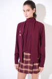 BLUSA CON SCOLLO DT E ORECCHINI VINO