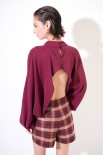 BLUSA APERTA DIETRO CON COLLANA FILO ORO VINO