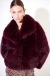 GIACCA CORTA ECO FUR PELO LUNGO COLLO SCIALLATO VINO