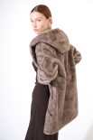 GIACCA MIDI ECO FUR CON CAPPUCCIO E ELASTICO IN VITA FANGO