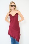 ABITO CON PIZZO A CONTRASTO VINO