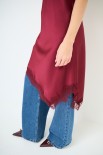 ABITO CON PIZZO A CONTRASTO VINO