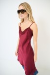 ABITO CON PIZZO A CONTRASTO VINO