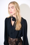 BLUSA CON FIOCCO NERO