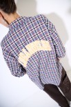 CAMICIA OVER QUADRI PATCH SCRITTA BLU
