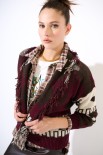 CARDIGAN CORTO CON FRANGE DIS. ETNICO VINO