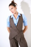 GILET CON CHIUSURA FIOCCO + SPILLA MORO