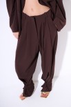 PANTALONE CON PINCE E BOTTONE FONDO MORO