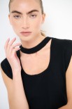 TOP SCOLLATO DAVANTI CON COLLO COSTINA NERO