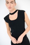 TOP SCOLLATO DAVANTI CON COLLO COSTINA NERO