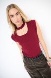 TOP SCOLLATO DAVANTI CON COLLO COSTINA BORDEAUX