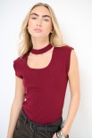 TOP SCOLLATO DAVANTI CON COLLO COSTINA BORDEAUX