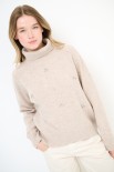 MAGLIA COLLO ALTO OVER CON APPLICAZIONI BEIGE