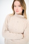 MAGLIA COLLO ALTO OVER CON APPLICAZIONI BEIGE