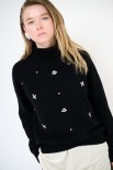 MAGLIA COLLO ALTO OVER CON APPLICAZIONI NERO