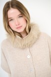 MANTELLA CON BOTTONI E COLLO PELLICCIA BEIGE