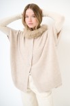 MANTELLA CON BOTTONI E COLLO PELLICCIA BEIGE