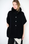 MANTELLA CON BOTTONI E COLLO PELLICCIA NERO