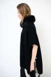 MANTELLA CON BOTTONI E COLLO PELLICCIA NERO
