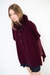 MANTELLA CON BOTTONI E COLLO PELLICCIA VINO