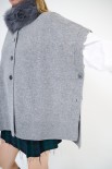 MANTELLA CON BOTTONI E COLLO PELLICCIA GRIGIO