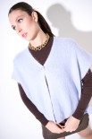 PONCHO CON BOTTONE MOHAIR CELESTE