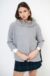 MAGLIA MANTELLA CON COLLO PELLICCIA GRIGIO